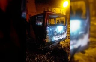 Park halindeki ticari araç alev aldı