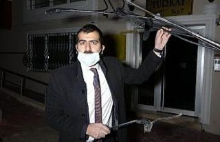 Patlayıp ateş saçan elektrik kabloları mahalle...