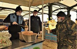 Pazar alanında esnaf ve vatandaşa çorba ikramı