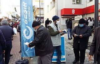 Pazar yerinde maske dağıtıldı