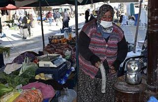 Pazarcı esnafı soğuktan korunabilmek için pazara...