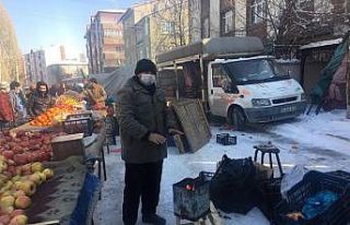 Pazarcılar soğuk havada açık alana kurdukları...
