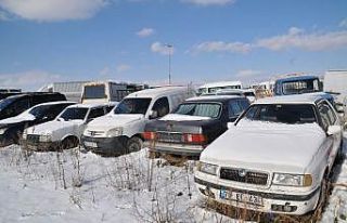 Piyasa değeri milyonları bulan binlerce araç çürümeye...