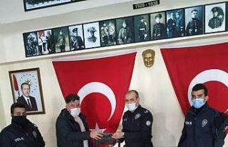 Polis ekipleri tarafından kaldırımda bulunan çanta...