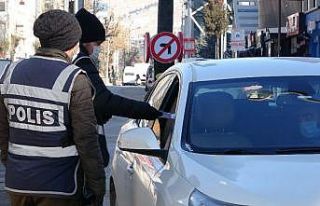 Polis ekiplerinin eksi 10 derecede kısıtlama denetimleri...