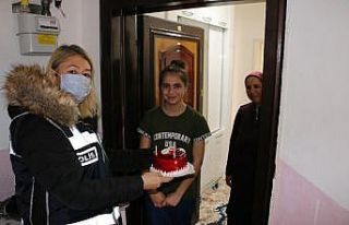 Polis olmak isteyen genç kıza, polislerden sürpriz...