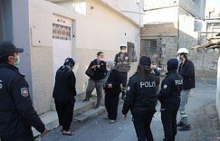 Polis, yaşlı kadını karanlıktan kurtardı