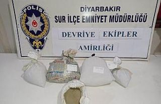 Polisi görüp bırakıp kaçtıkları araçtan 4...