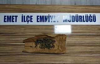 Polisin dikkati esrar yakalattı
