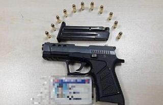 Polisin uygulamasında 2 gençten ruhsatsız tabanca...
