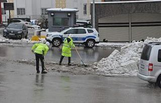 Polisler ellerine kürek aldı, yolda biriken kar...