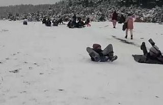 Poşetle kaydılar...Kar keyfini çocuklar çıkardı