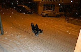 Posof’ta çocukların kar sevinci