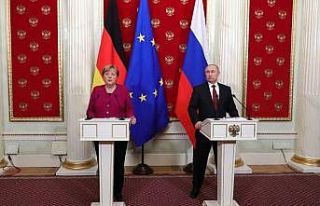 Putin ve Merkel, ortak Covid-19 aşı üretimini görüştü