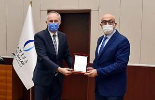 Rektör Ataç’a uzaktan eğitime katkılarından...
