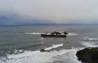 Riva’da karaya oturan geminin son hali havadan görüntülendi