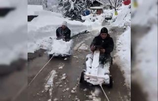 Rize’de tahta arabalarını iple kamyonete bağlayan...