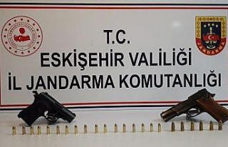 Ruhsatsız silahları satmak isterken yakalandı