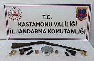 Ruhsatsız silahlarla yakalanan 2 kişi gözaltına...