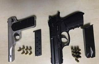 Ruhsatsız tabancayla gezinirken polise yakalandılar