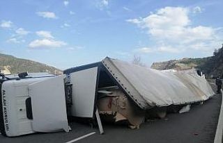 Rulo kağıt yüklü tır devrildi, ulaşım aksadı