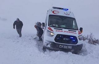 Sağlıkçılar kar, tipide hız kesmiyor