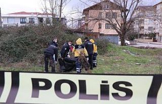 Sakarya’da boş bir arazide erkek cesedi bulundu
