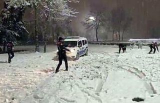 Sakarya’da polis ekipleri gönüllerince karın...