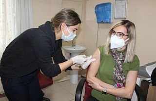 Salihli’de ilk aşı başhekim yardımcısına yapıldı