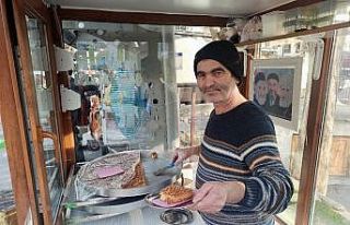 Şam tatlısı yaparak baba mesleğini sürdürüyor