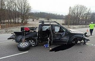 Samsun’da kamyonet su kanalına girip bariyere çarptı:...