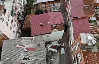 Samsun’da şiddetli rüzgar binaların çatılarını...