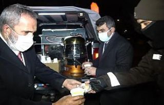 Sanatçı Yavuz Bingöl, polis ekiplerine çorba dağıttı
