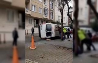 Sancaktepe’de servis minibüsü devrildi: 1 yaralı