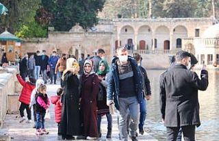 Şanlıurfa’da güneşli hava koronayı unutturdu
