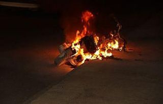 Şanlıurfa’da seyir halindeki motosiklet alev aldı