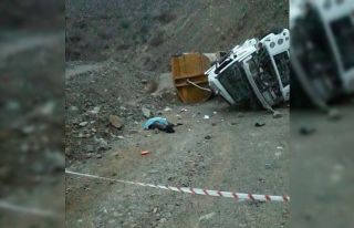 Şarampole devrilen tırın sürücüsü hayatını...