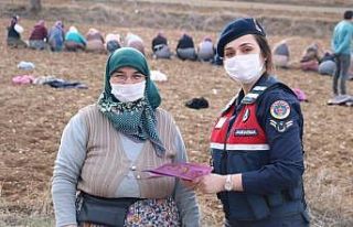 Sarımsak tarlasında çalışan kadınlara KADES’i...
