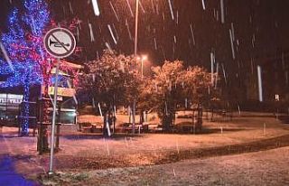 Sarıyer’de gece saatlerinde başlayan kar yağışı...