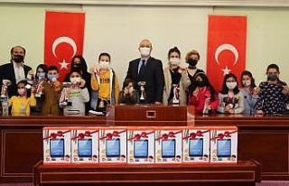 Satranç şampiyonları ödüllerine kavuştu