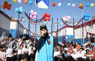 Savaş mağduru çocuklar için bestelediği parçasının...