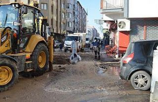 Şebeke borusu patladı, sokaklar gölete döndü