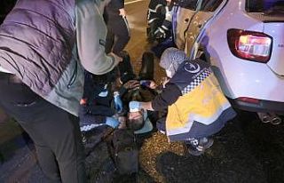 Sebze yüklü kamyona arkadan çarpan otomobil paramparça...