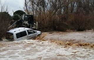 Sel sularına kapılan araç dereye sürüklendi
