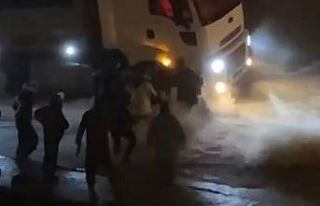 Selde sürüklenen kadının kurtarılma anı kamerada