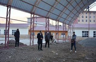 Şemdinli’de halı saha çalışmaları devam ediyor