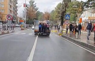 Seyir halindeki araca asılıp ölüme davetiye çıkardılar