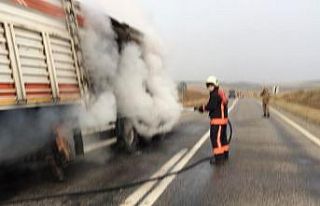 Seyir halindeki kamyonda yangın!