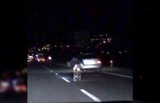 Seyir halindeki motosikletin üzerine yatan sürücü...