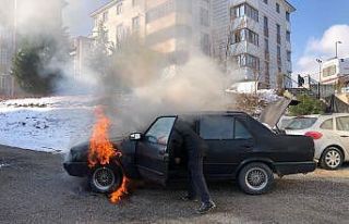 Seyir halindeki otomobil alev aldı